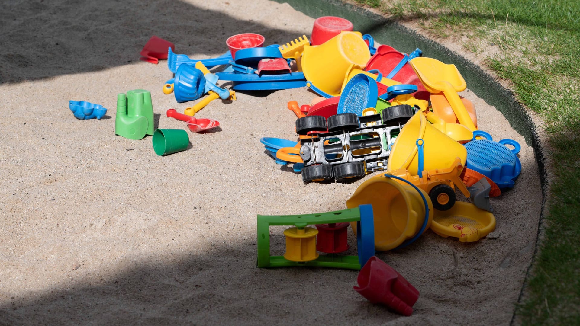 Spielsachen liegen in einem Sandkasten, allgemein, feature, Randmotiv, Symbolfoto Saskia ESKEN, SPD-Bundesvorsitzende Sarah PHILIPP, SPD Landesvorsitzende NRW, Serdar YUEKSEL, SPD, Mdl, besuchen eine Kita der AWO in Bochum, 21.08.2024. *** Toys lying in a sandpit, general, feature, border motif, symbolic photo Saskia ESKEN, SPD Federal Chairwoman Sarah PHILIPP,