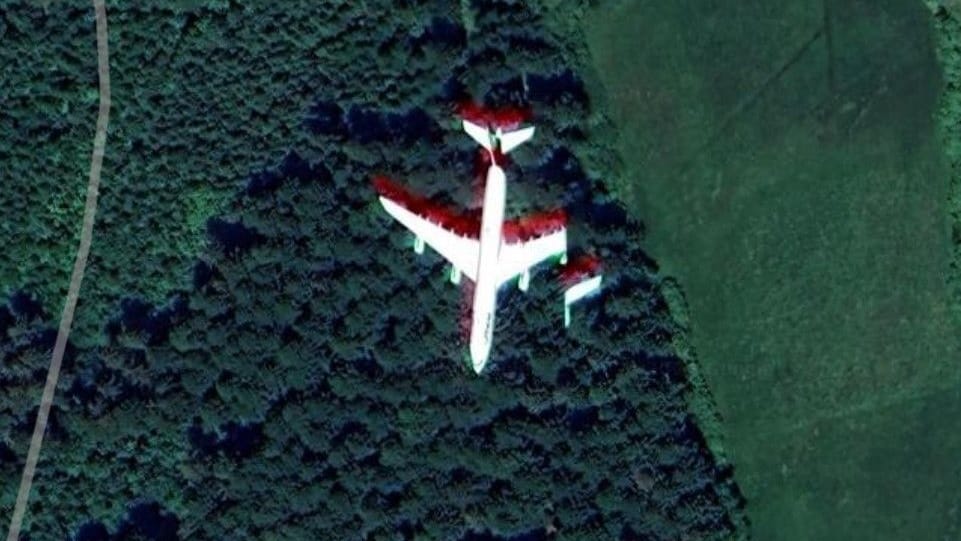 Der Google-Maps-Screenshot zeigt eine Boeing 747 in einem Waldstück bei Schramberg.