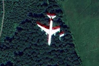 Der Google-Maps-Screenshot zeigt eine Boeing 747 in einem Waldstück bei Schramberg.