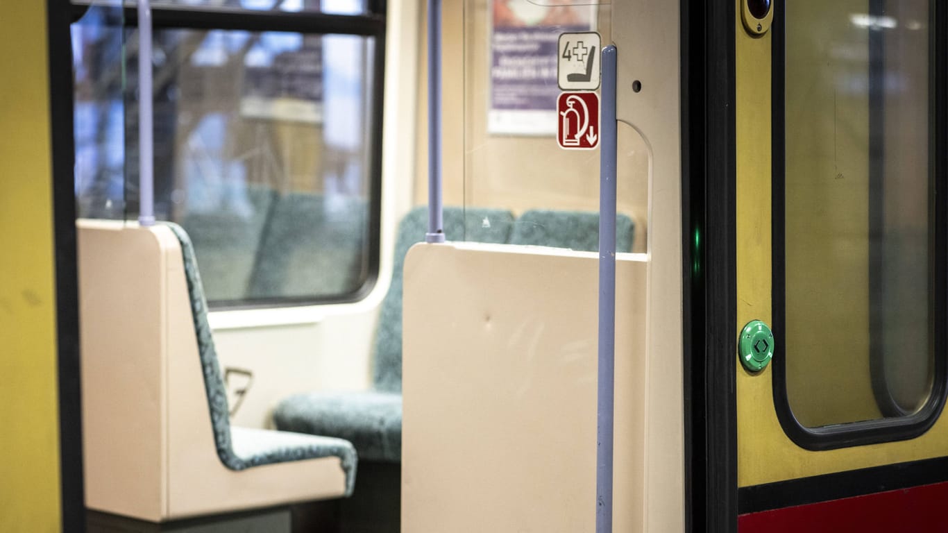 Eine leere S-Bahn am Ostbahnhof (Symbolbild): Ein Mann schlug einer Frau in einer Berliner S-Bahn mehrfach ins Gesicht.