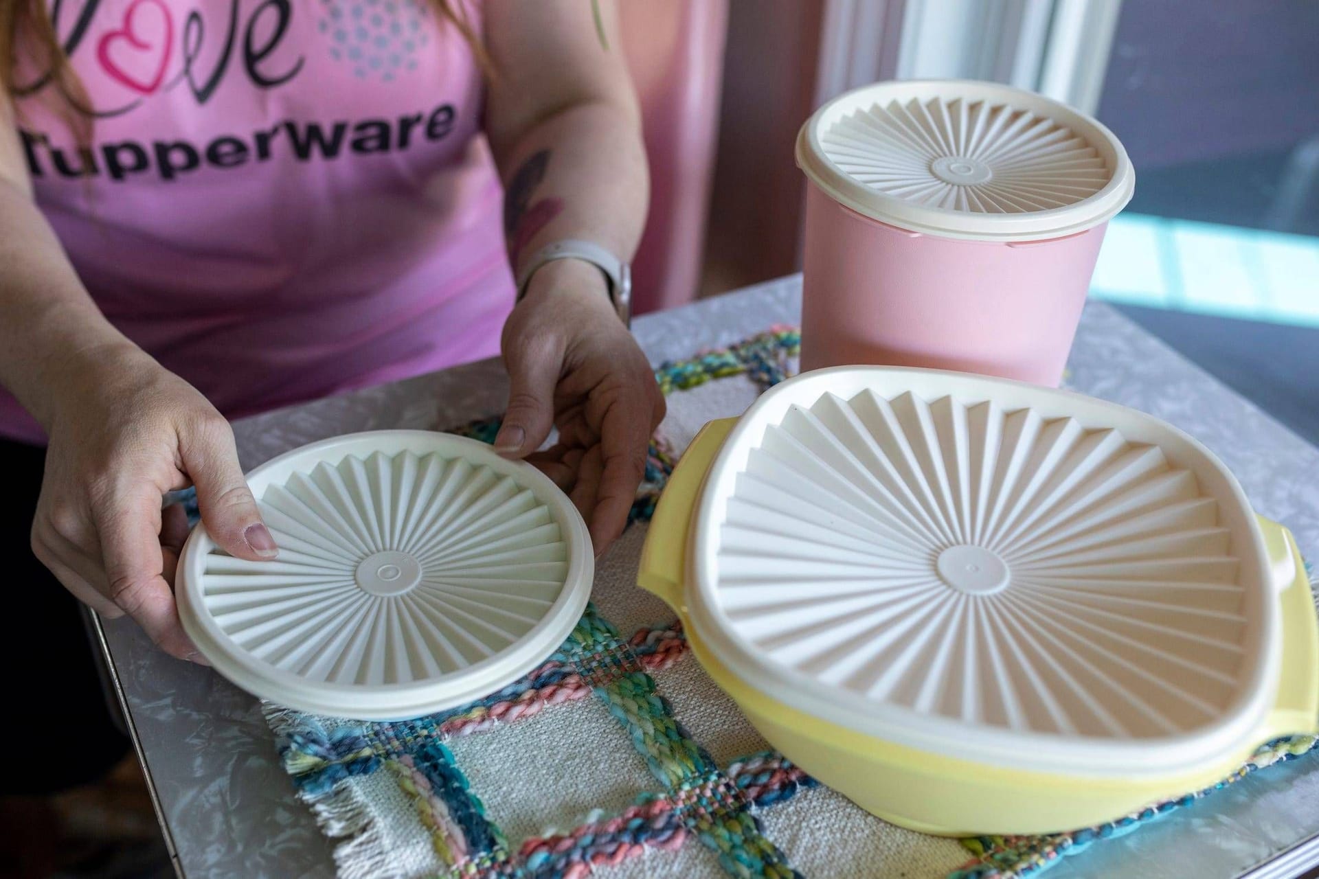 Eine Frau präsentiert ihre Sammlung an Tupperware (Symbolbild).