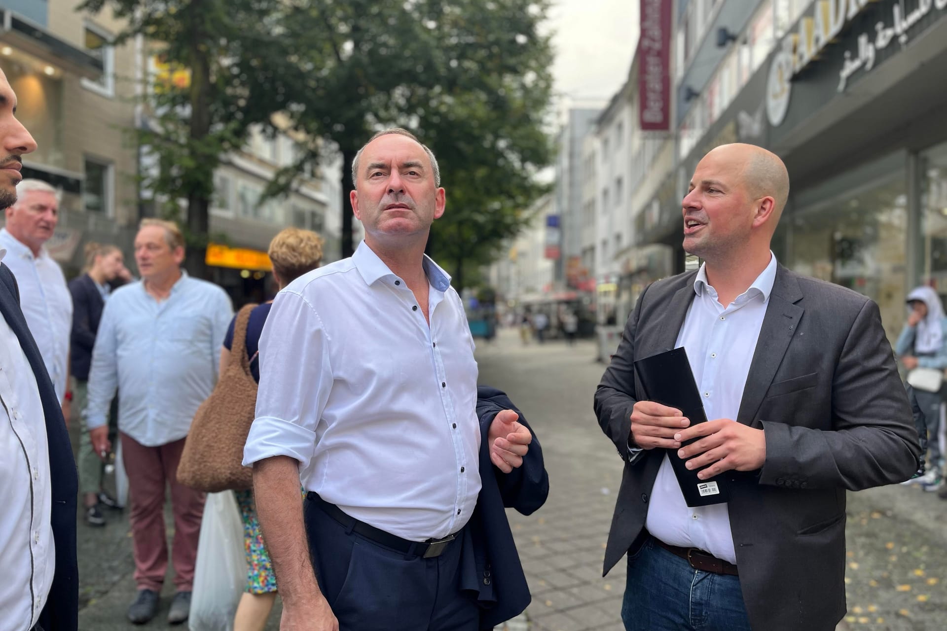 Der bayerische Wirtschaftsminister Hubert Aiwanger (links) stutzt über den Zustand der Essener Innenstadt.