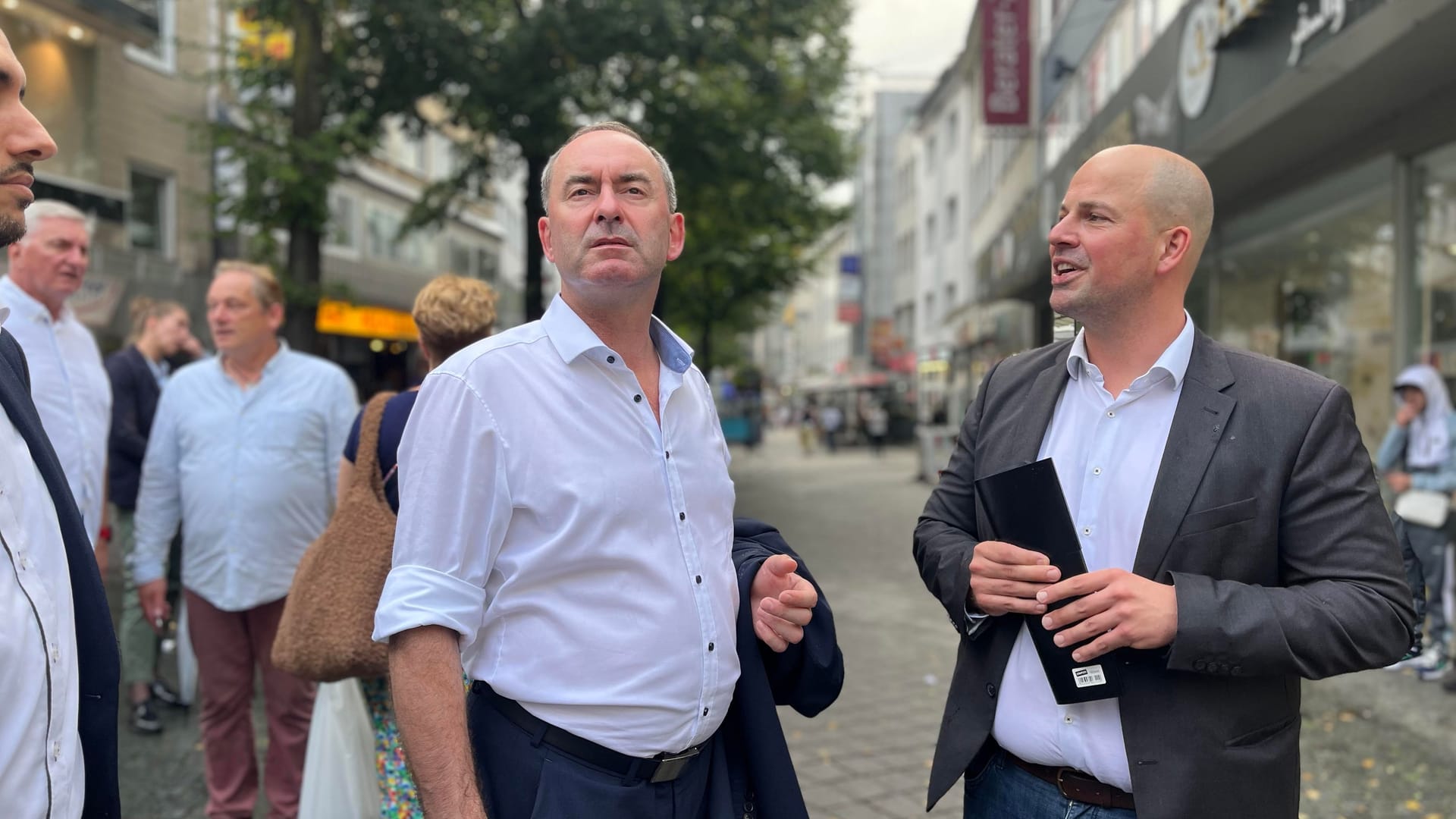 Der bayerische Wirtschaftsminister Hubert Aiwanger (links) stutzt über den Zustand der Essener Innenstadt.