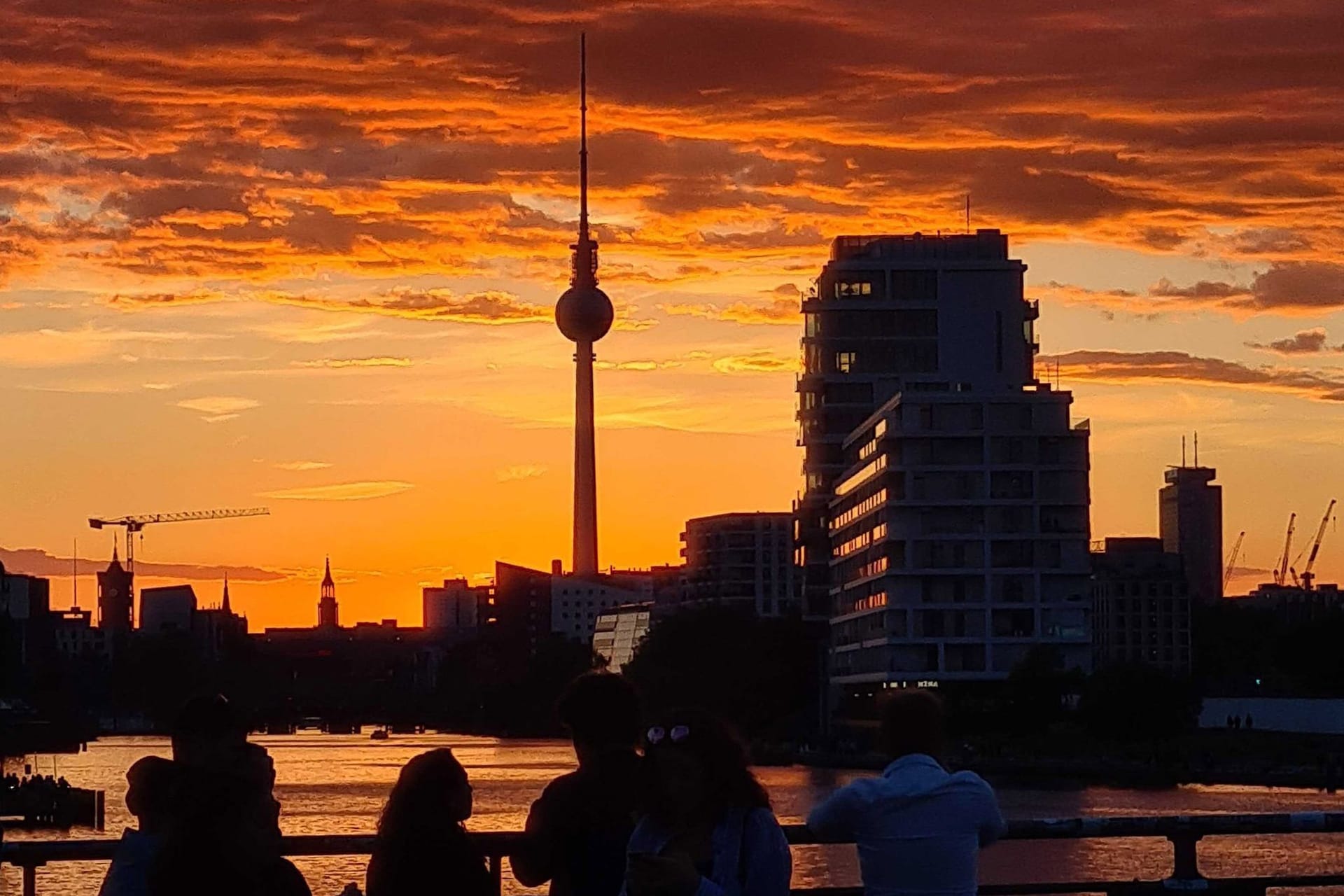 Sonnenuntergang über der Spree (Archivbild): Die Berliner Schnauze ist auf dem Rückzug.