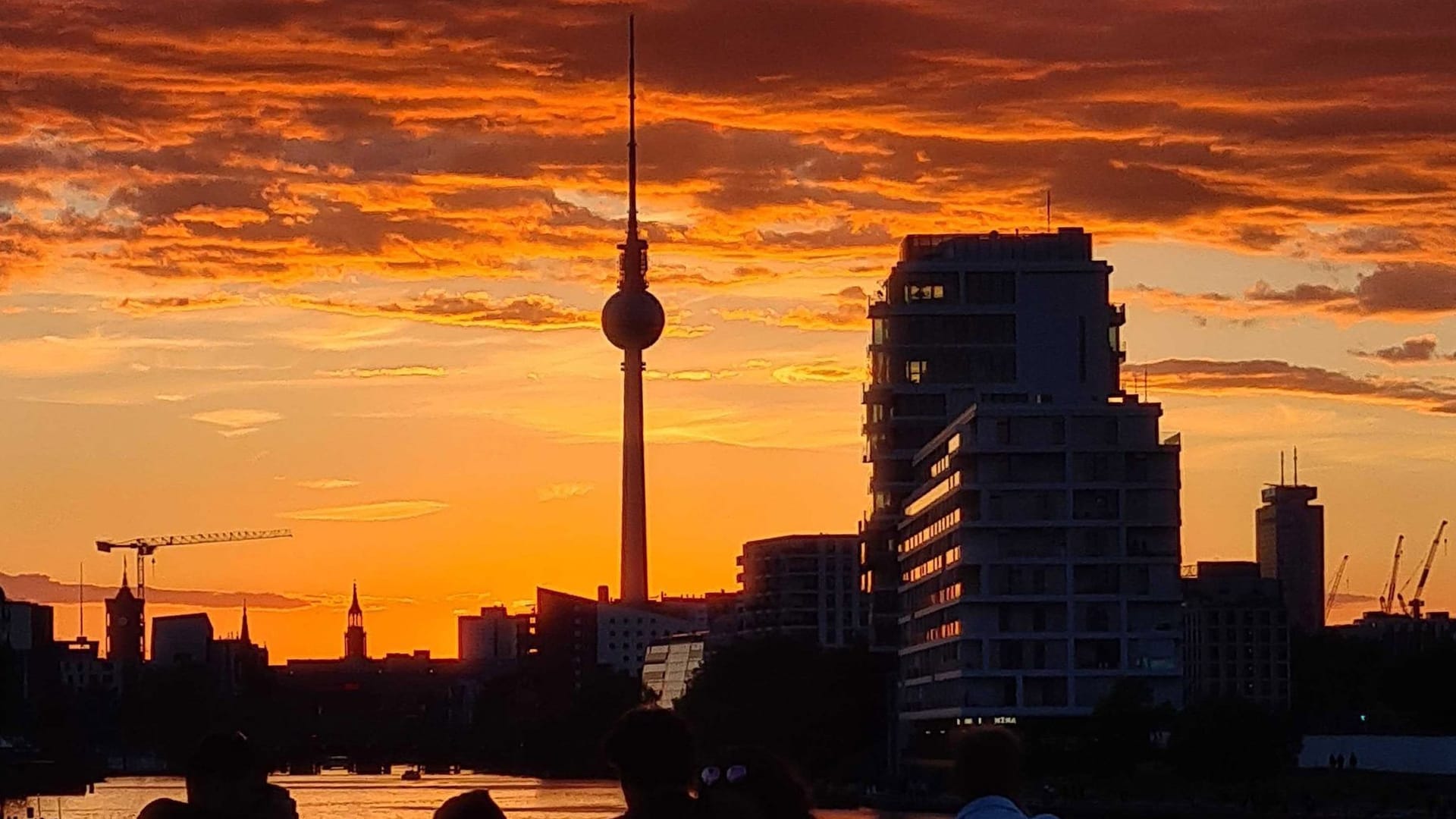 Sonnenuntergang über der Spree (Archivbild): Die Berliner Schnauze ist auf dem Rückzug.