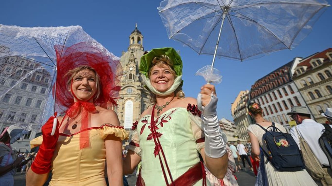 Teilnehmerinnen einer sogenannten Stadtwette stehen auf dem Neumarkt vor der Frauenkirche. Anlässlich des 250. Geburtstages des Malers Caspar David Friedrich treten Greifswald und Dresden gegeneinander an, die meisten Menschen im Stil der Romantik des 19. Jahrhunderts gekleidet zu versammeln.