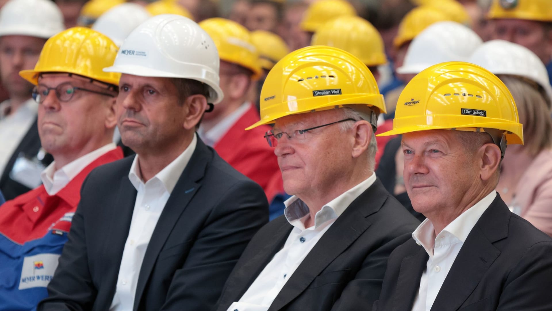 Bundeskanzler Scholz besucht Meyer Werft