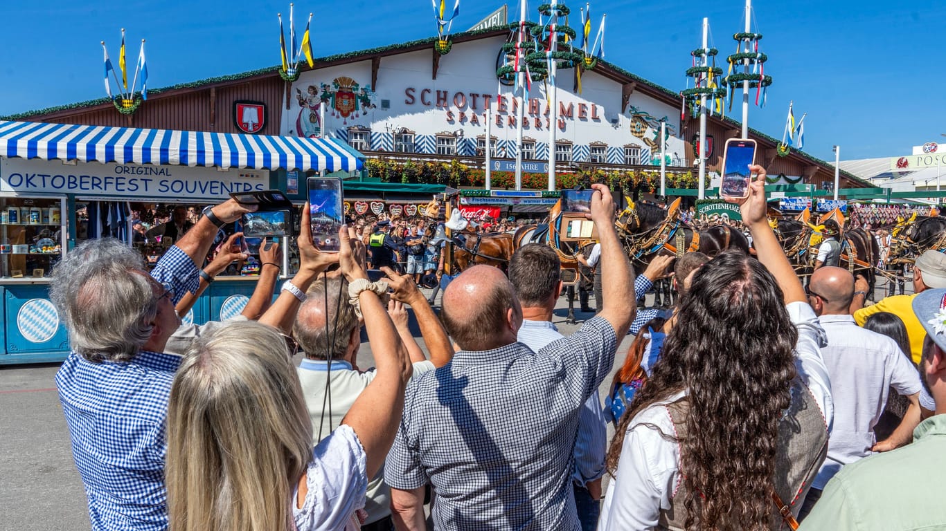 Ständige Begleiter auf dem Oktoberfest: Smartphones geben einen Aufschluss darüber, woher die Wiesn-Besucher kommen.