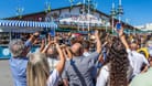 Ständige Begleiter auf dem Oktoberfest: Smartphones geben einen Aufschluss darüber, woher die Wiesn-Besucher kommen.