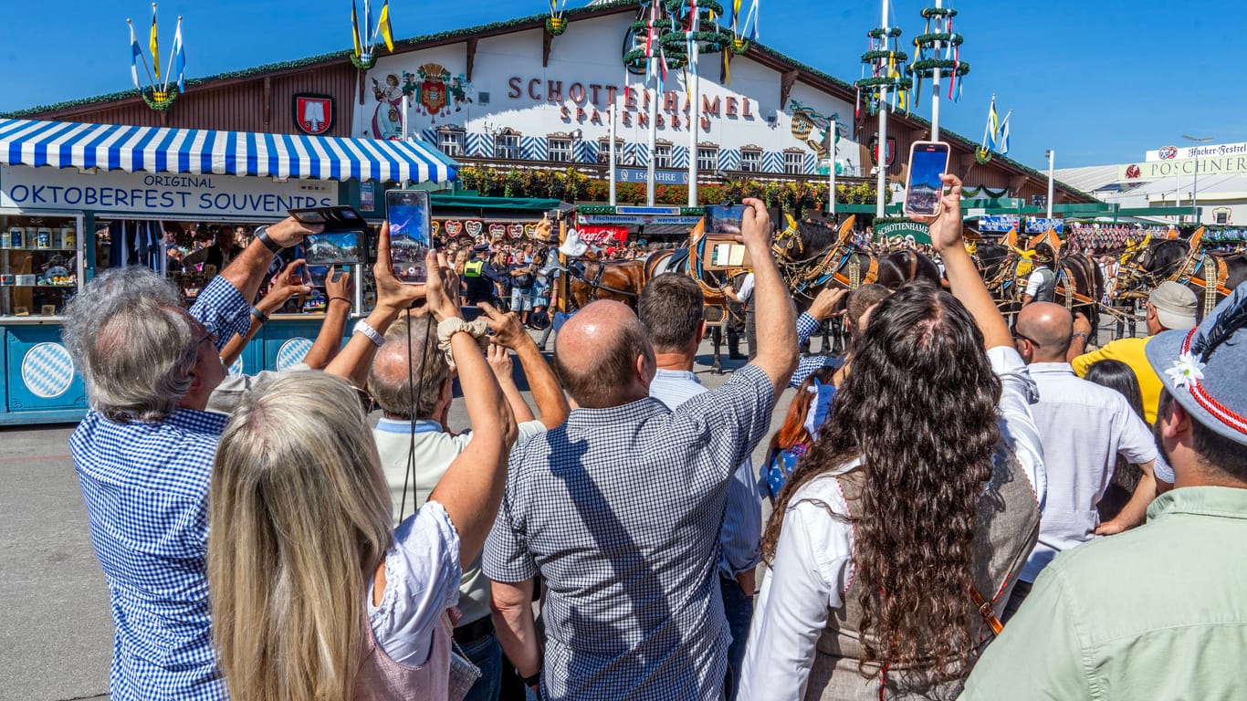 Ständige Begleiter auf dem Oktoberfest: Smartphones geben einen Aufschluss darüber, woher die Wiesn-Besucher kommen.