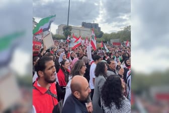 Pro-palästinensische Demonstranten auf dem Hansaplatz: "Freiheit für Libanon."