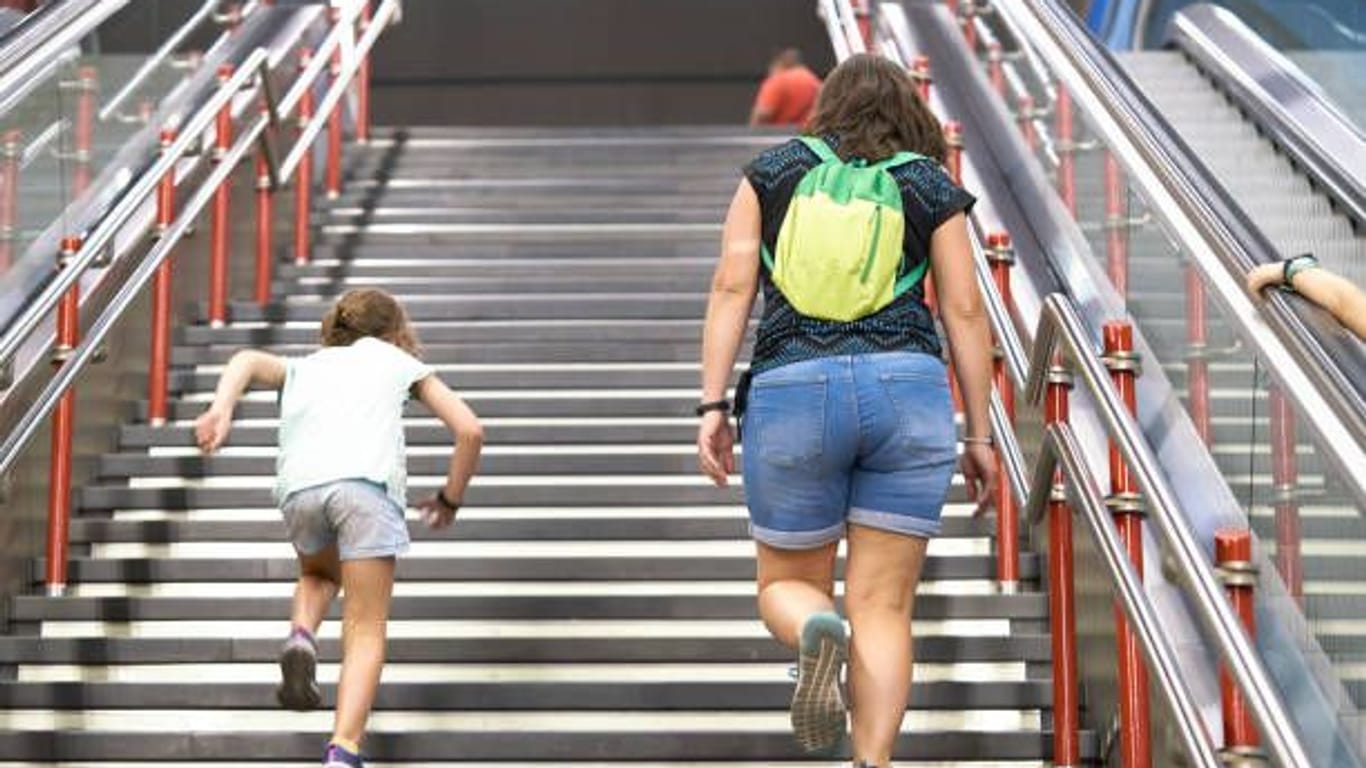 Lieber die Treppe nehmen: Bewegung in den Alltag zu integrieren, ist in jedem Alter sinnvoll.