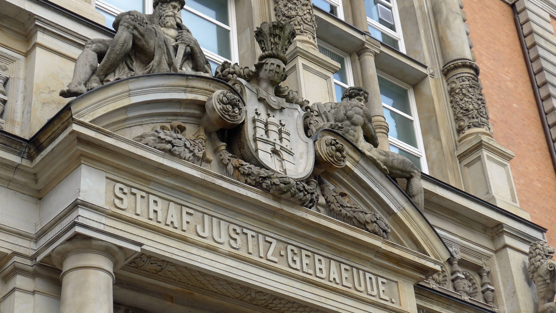 Das Hamburger Strafjustiz-Gebäude am Sievekingplatz 1 (Symbolbild): Der Mann soll Service-Mitarbeiterinnen wiederholt angefasst haben. Das Hamburger Strafjustiz-Gebäude am Sievekingplatz 1 (Symbolbild): Der Mann soll Service-Mitarbeiterinnen wiederholt angefasst haben.