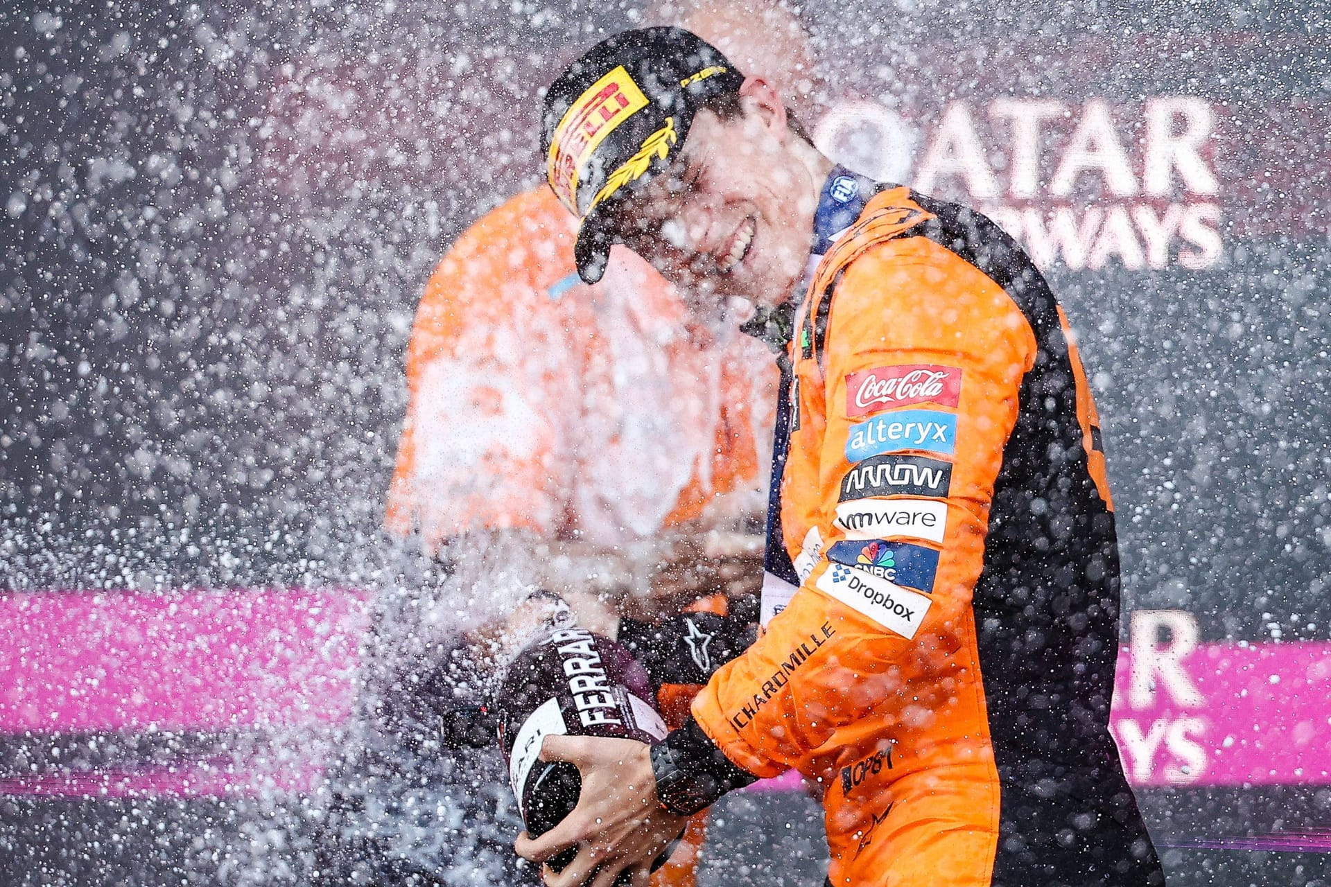 Oscar Piastri im Champagner-Nebel: Beim Rennen in Aserbaidschan zeigte er erneut sein ganzes Potenzial.