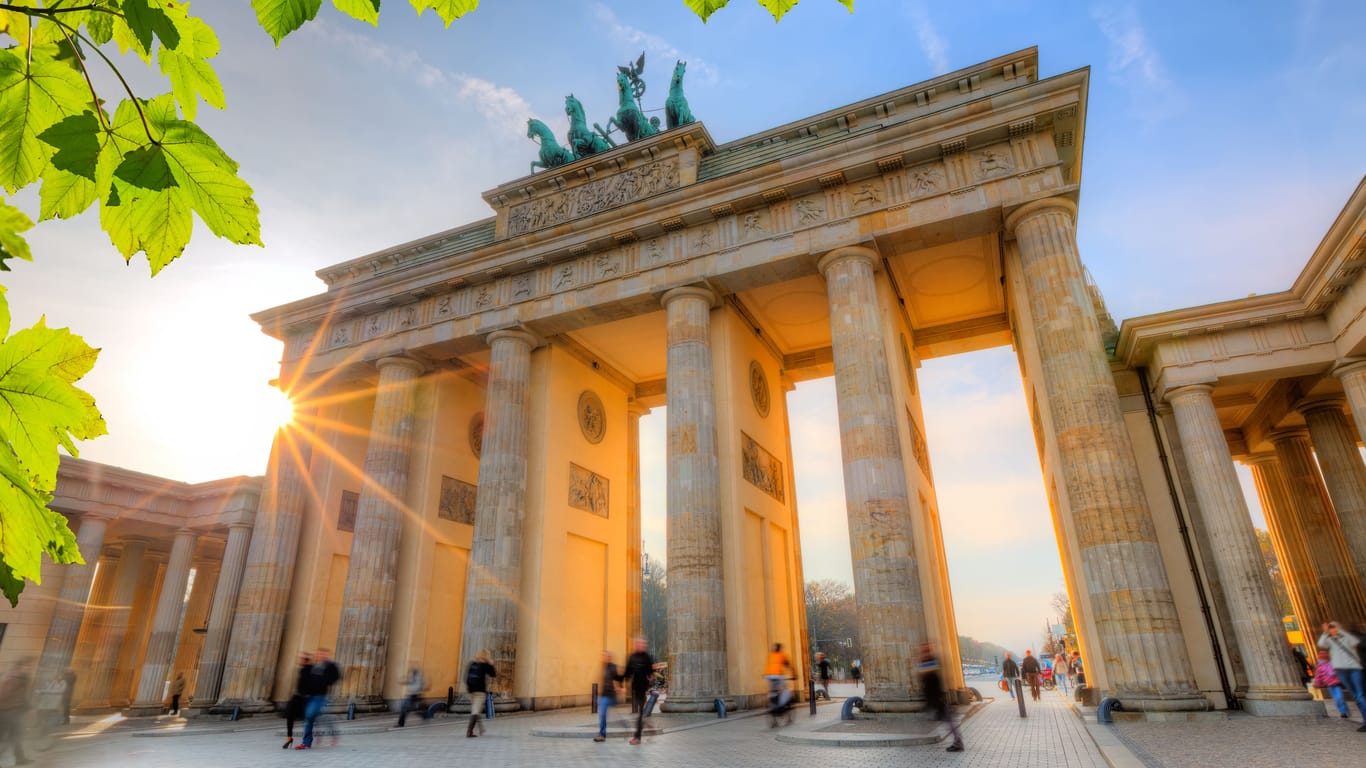 Das Brandenburger Tor wird angestrahlt (Symbolbild): Erst ist in der Region Starkregen angekündigt, dann kehrt der Sommer zurück.