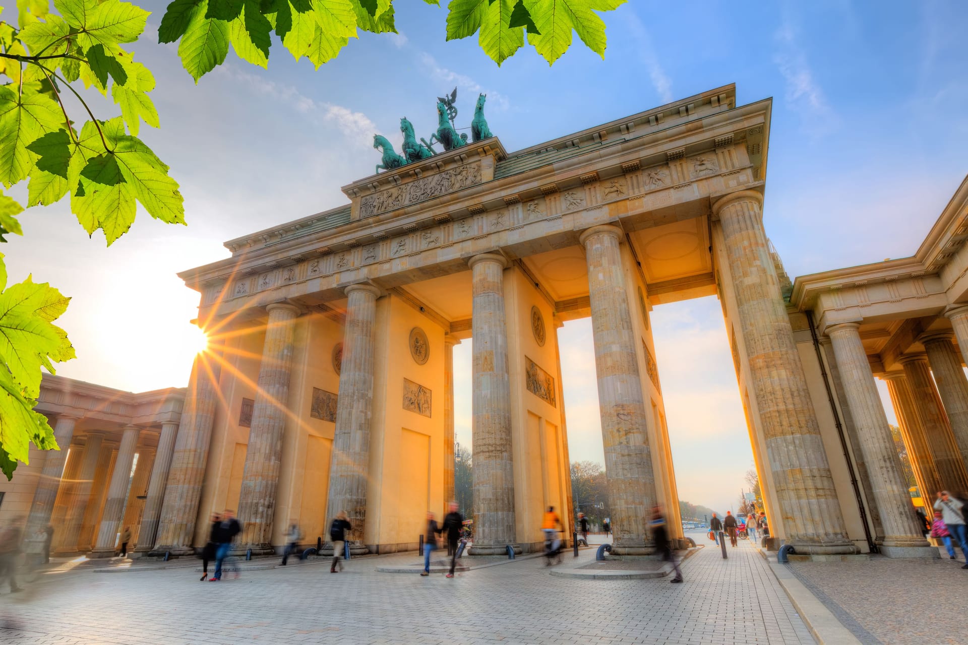 Das Brandenburger Tor wird angestrahlt (Symbolbild): Erst ist in der Region Starkregen angekündigt, dann kehrt der Sommer zurück.