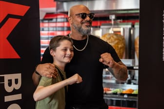 Rapper Massiv mit einem jungen Fan bei der Eröffnung der Essener Döner-Filiale Mitte Mai in der Turmstraße (Archivfoto).