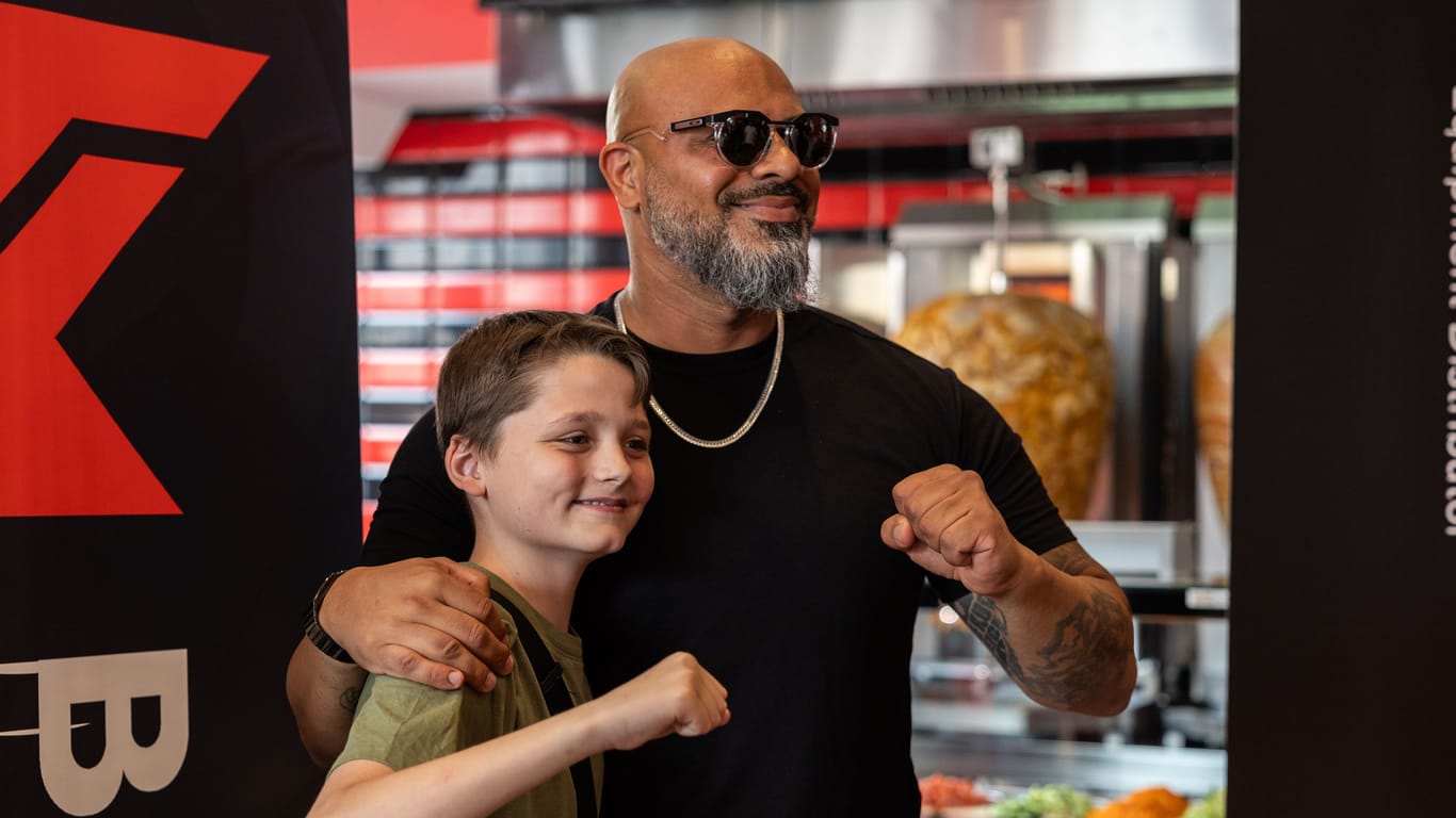 Rapper Massiv mit einem jungen Fan bei der Eröffnung der Essener Döner-Filiale Mitte Mai in der Turmstraße (Archivfoto).