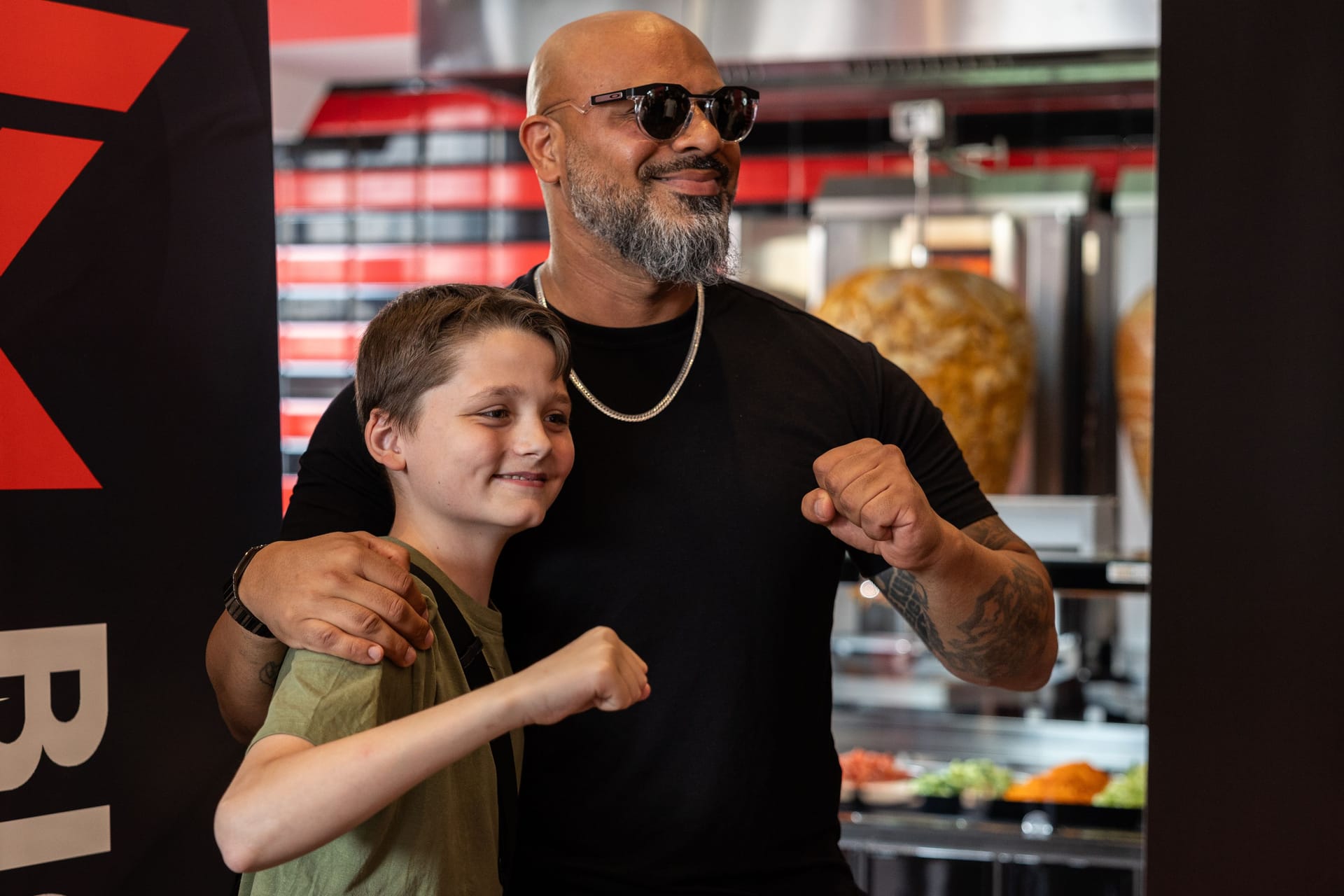 Rapper Massiv mit einem jungen Fan bei der Eröffnung der Essener Döner-Filiale Mitte Mai in der Turmstraße (Archivfoto).