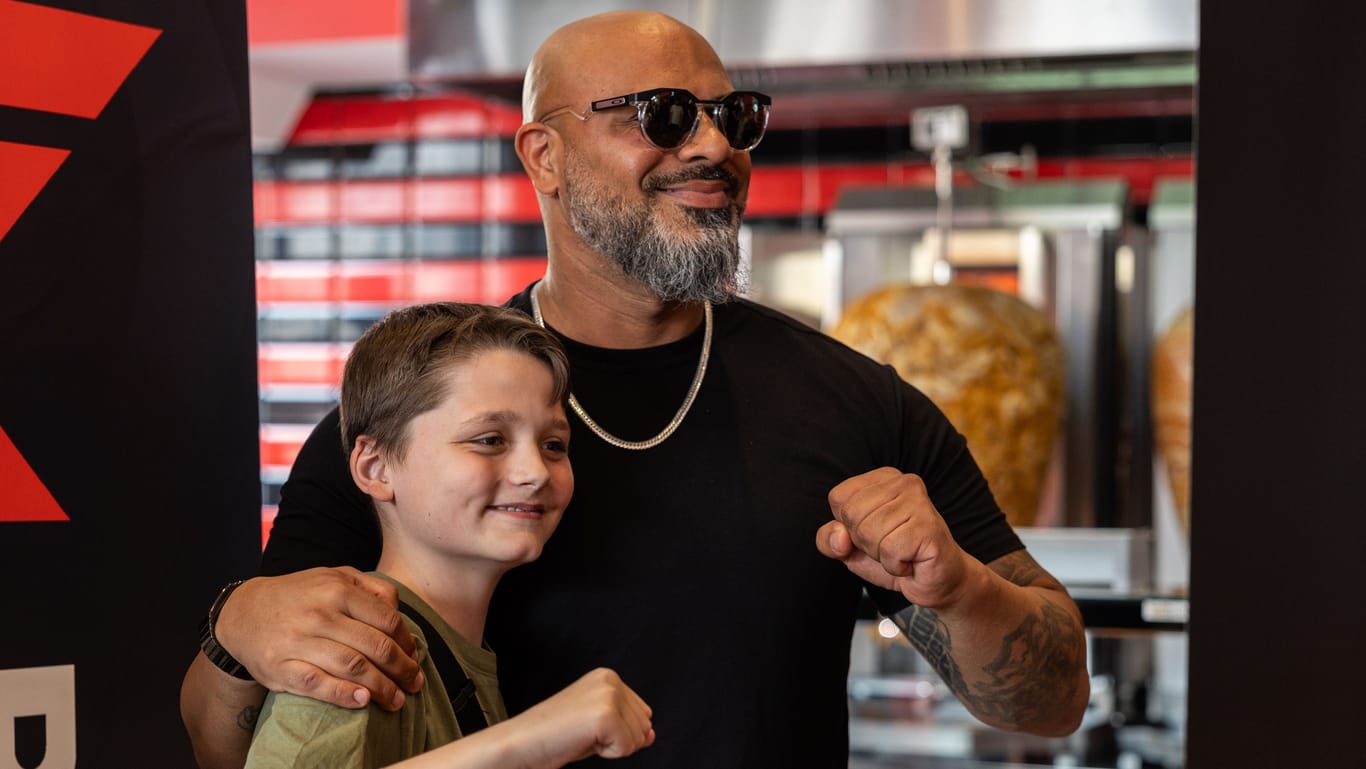 Rapper Massiv mit einem jungen Fan bei der Eröffnung der Essener Döner-Filiale Mitte Mai in der Turmstraße (Archivfoto).