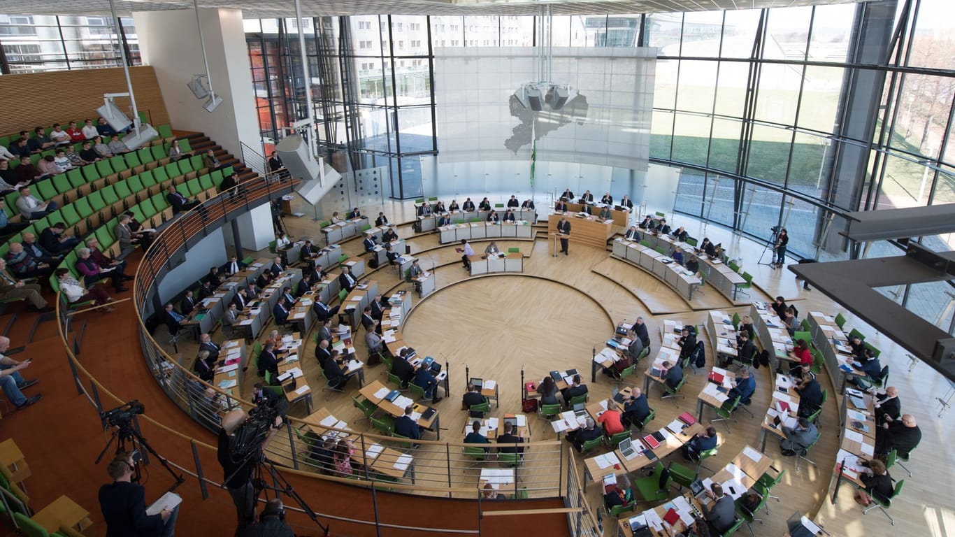 Die Abgeordneten und Zuschauer sitzen im Sächsischen Landtag auf ihren Plätzen (Archivbild).