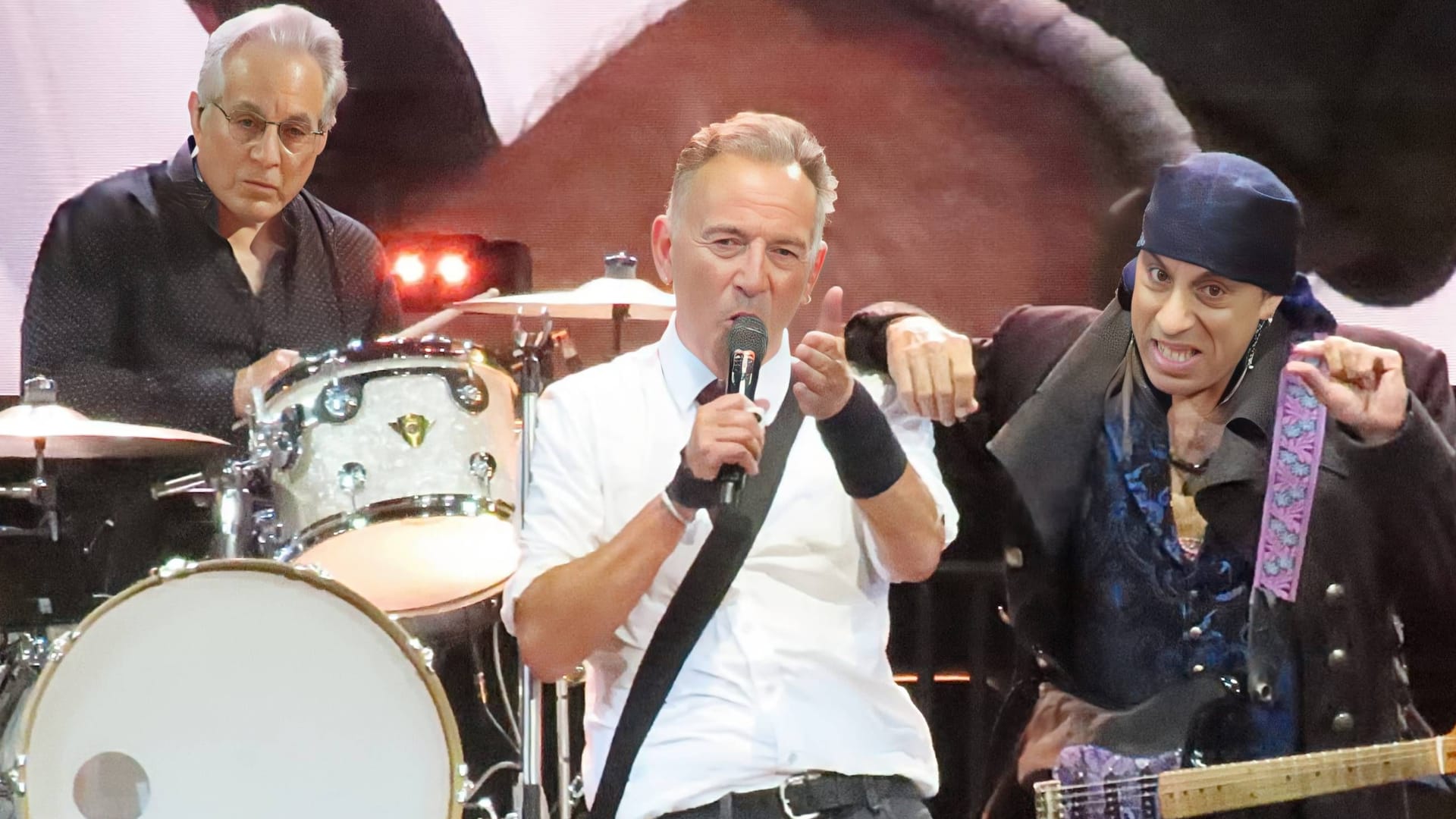 Bruce Springsteen (m.), Little Steven (r.) und Max Weinberg in Hannover (Archivbild): Der "Boss" und die E-Street-Band liefern seit 50 Jahren Welthits.