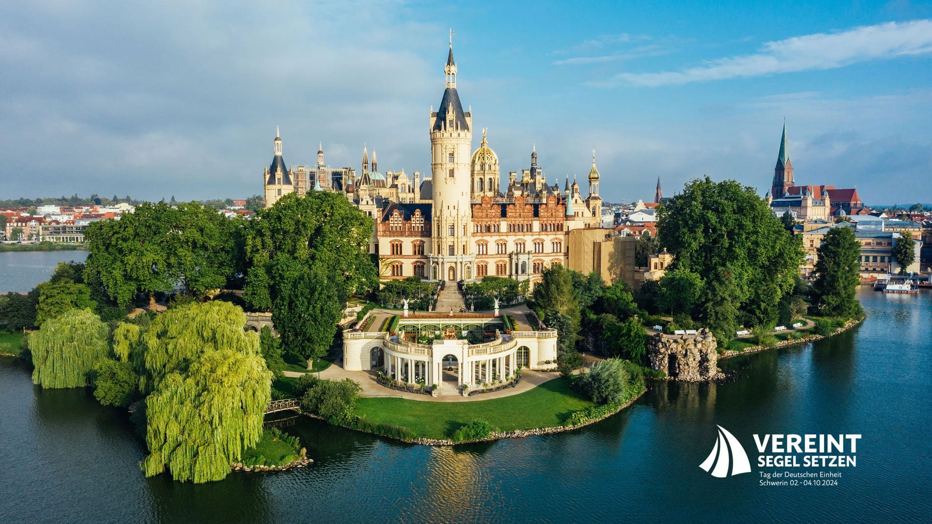 Schöner Mittelpunkt der Einheitsfeierlichkeiten: Das Schweriner Schloss.