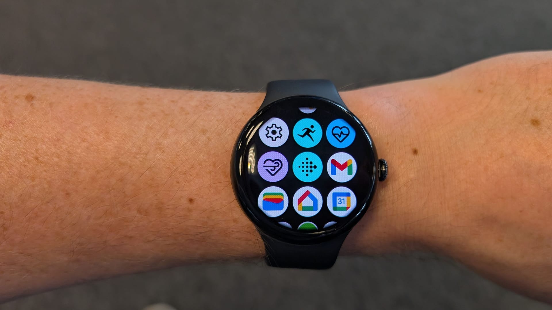 Die Pixel Watch 3 zeigt die App-Übersicht auch in Form von Kacheln.