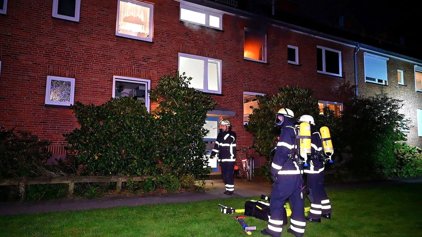 Feuerwehrleute vor dem Mehrfamilienhaus in Hamburg-Rahlstedt: Innerhalb weniger Stunden brachen zwei Brände in derselben Wohnung aus.