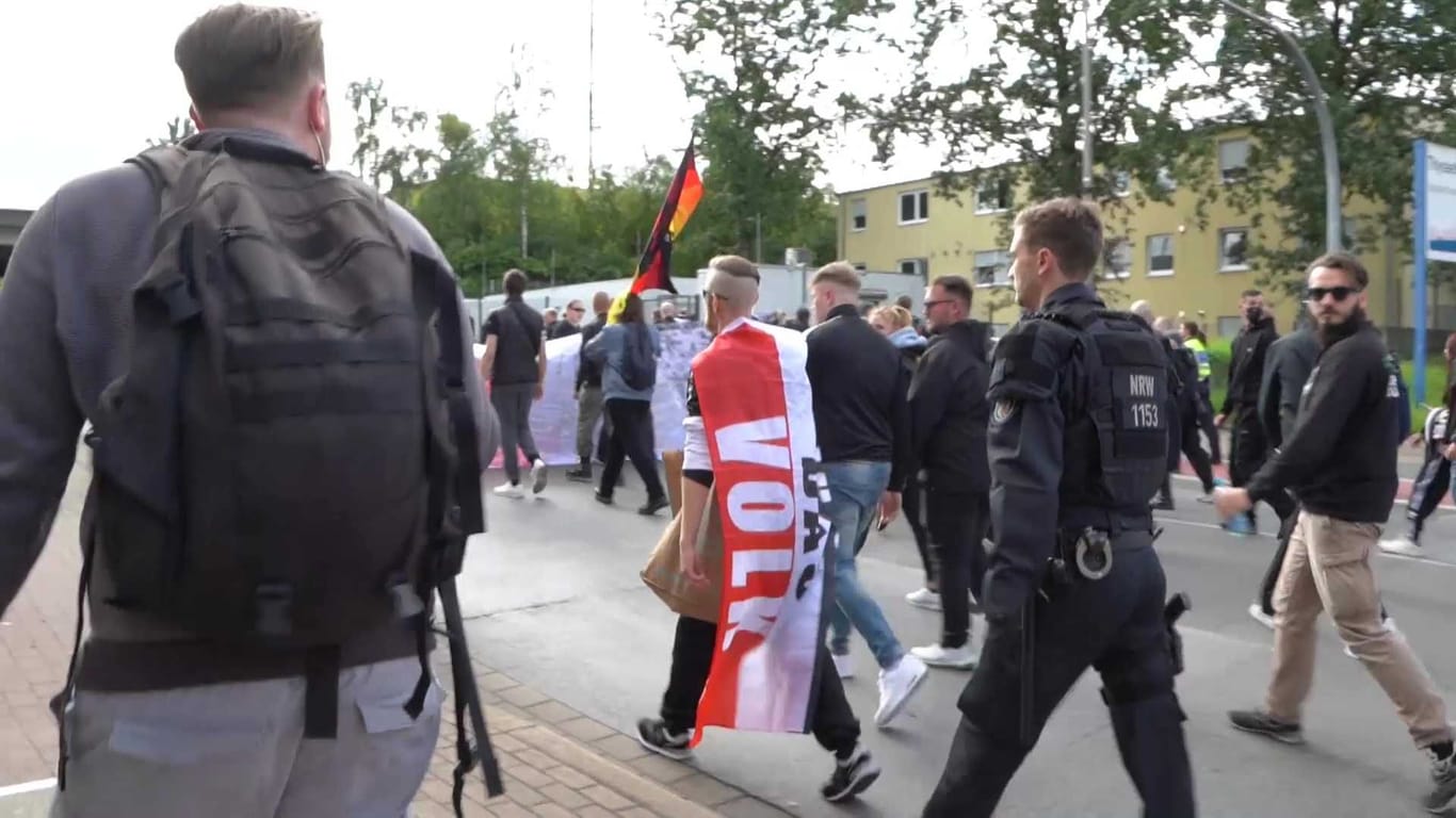 Rund 2500 Menschen ziehen heute zum Christopher Street Day durch Dortmunds Straßen. Neonazis aus ganz Deutschland hatten im Vorfeld dazu aufgerufen, die bunte Parade zu stören. Nach Dortmund sind dann aber nur rund 50 junge Neonazis gekommen. Gegen Mittag startete neben der CSD-Demo auch eine Gegendemo der Neonazis. Gegendemonstranten versuchten immer wieder zu dem Naziprotest durchzudringen und begleitete den Nazimarsch lautstark. Die Polizei hatte zeitweise Schwierigkeiten, die Lager auseinander zuhalten. Bereits am Morgen hatte die Polizei die anreisenden Neonazis am Bahnhof gesammelt. Eine Gruppe von ca 100 Antifa-Demonstranten wurde auf dem Weg zu der Demo gestoppt und kurzzeitig festgesetzt. Vor dem Dortmunder Hauptbahnhof haben sich auch radikale Christen aufgebaut. Ihr Ziel: Missionieren. Auch dagegen bildete sich vor Ort Gegenprotest. Die religiöse Gruppe war bereits in vergangenen Jahren mit homo- und transphoben Aussagen aufgefallen.