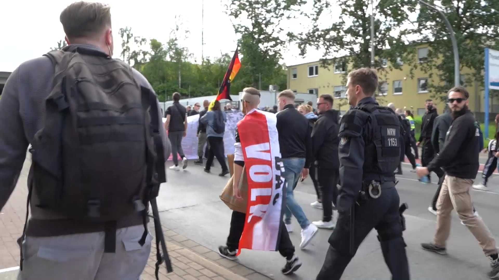 Rund 2500 Menschen ziehen heute zum Christopher Street Day durch Dortmunds Straßen. Neonazis aus ganz Deutschland hatten im Vorfeld dazu aufgerufen, die bunte Parade zu stören. Nach Dortmund sind dann aber nur rund 50 junge Neonazis gekommen. Gegen Mittag startete neben der CSD-Demo auch eine Gegendemo der Neonazis. Gegendemonstranten versuchten immer wieder zu dem Naziprotest durchzudringen und begleitete den Nazimarsch lautstark. Die Polizei hatte zeitweise Schwierigkeiten, die Lager auseinander zuhalten. Bereits am Morgen hatte die Polizei die anreisenden Neonazis am Bahnhof gesammelt. Eine Gruppe von ca 100 Antifa-Demonstranten wurde auf dem Weg zu der Demo gestoppt und kurzzeitig festgesetzt. Vor dem Dortmunder Hauptbahnhof haben sich auch radikale Christen aufgebaut. Ihr Ziel: Missionieren. Auch dagegen bildete sich vor Ort Gegenprotest. Die religiöse Gruppe war bereits in vergangenen Jahren mit homo- und transphoben Aussagen aufgefallen.