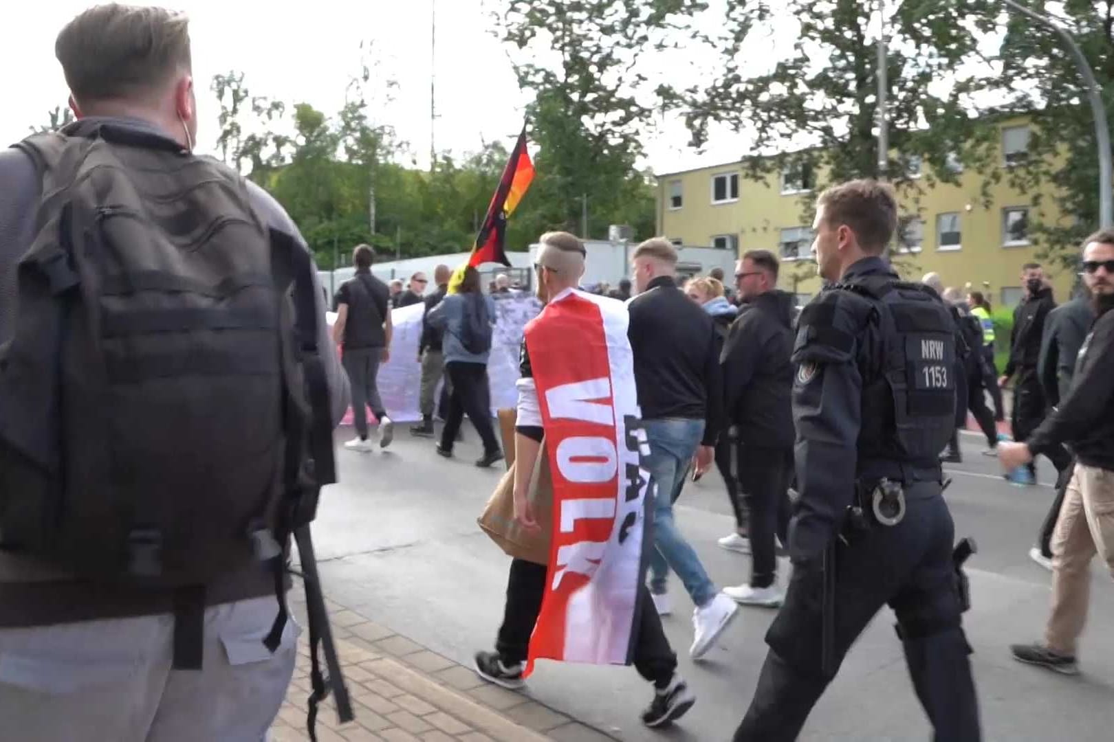 Rund 2500 Menschen ziehen heute zum Christopher Street Day durch Dortmunds Straßen. Neonazis aus ganz Deutschland hatten im Vorfeld dazu aufgerufen, die bunte Parade zu stören. Nach Dortmund sind dann aber nur rund 50 junge Neonazis gekommen. Gegen Mittag startete neben der CSD-Demo auch eine Gegendemo der Neonazis. Gegendemonstranten versuchten immer wieder zu dem Naziprotest durchzudringen und begleitete den Nazimarsch lautstark. Die Polizei hatte zeitweise Schwierigkeiten, die Lager auseinander zuhalten. Bereits am Morgen hatte die Polizei die anreisenden Neonazis am Bahnhof gesammelt. Eine Gruppe von ca 100 Antifa-Demonstranten wurde auf dem Weg zu der Demo gestoppt und kurzzeitig festgesetzt. Vor dem Dortmunder Hauptbahnhof haben sich auch radikale Christen aufgebaut. Ihr Ziel: Missionieren. Auch dagegen bildete sich vor Ort Gegenprotest. Die religiöse Gruppe war bereits in vergangenen Jahren mit homo- und transphoben Aussagen aufgefallen.