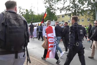 Rund 2500 Menschen ziehen heute zum Christopher Street Day durch Dortmunds Straßen. Neonazis aus ganz Deutschland hatten im Vorfeld dazu aufgerufen, die bunte Parade zu stören. Nach Dortmund sind dann aber nur rund 50 junge Neonazis gekommen. Gegen Mittag startete neben der CSD-Demo auch eine Gegendemo der Neonazis. Gegendemonstranten versuchten immer wieder zu dem Naziprotest durchzudringen und begleitete den Nazimarsch lautstark. Die Polizei hatte zeitweise Schwierigkeiten, die Lager auseinander zuhalten. Bereits am Morgen hatte die Polizei die anreisenden Neonazis am Bahnhof gesammelt. Eine Gruppe von ca 100 Antifa-Demonstranten wurde auf dem Weg zu der Demo gestoppt und kurzzeitig festgesetzt. Vor dem Dortmunder Hauptbahnhof haben sich auch radikale Christen aufgebaut. Ihr Ziel: Missionieren. Auch dagegen bildete sich vor Ort Gegenprotest. Die religiöse Gruppe war bereits in vergangenen Jahren mit homo- und transphoben Aussagen aufgefallen.