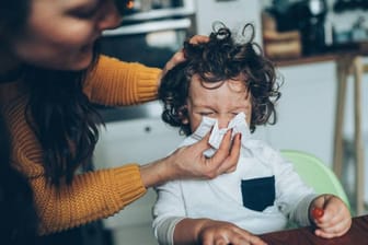 Oft geplagt: Jeden Monat Erkältungssymptome kann bei Kindern durchaus normal sein.