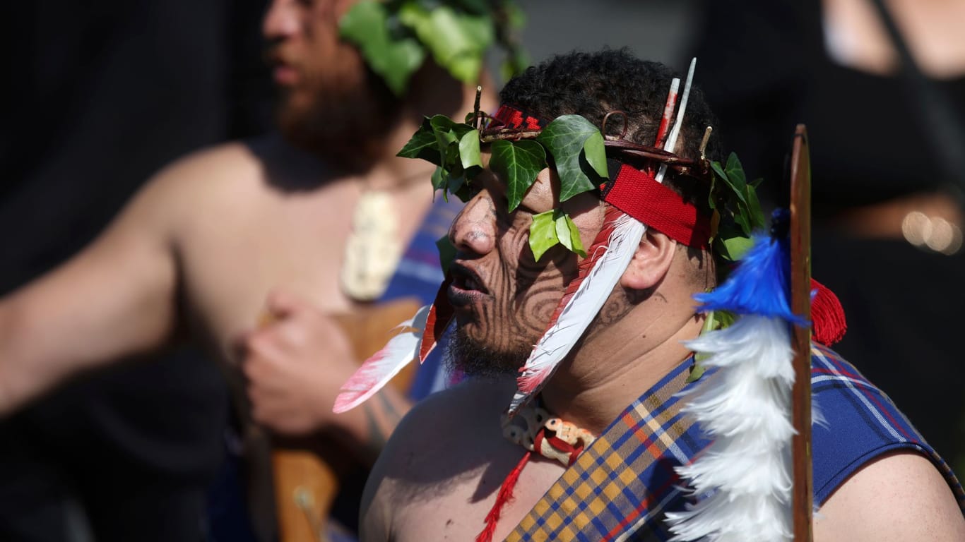 Ein Krieger wartet auf die Ankunft des Sarges des neuseeländischen Maori-Königs Kiingi Tuheitia Pootatau Te Wherowhero VII. vor der Beerdigung.