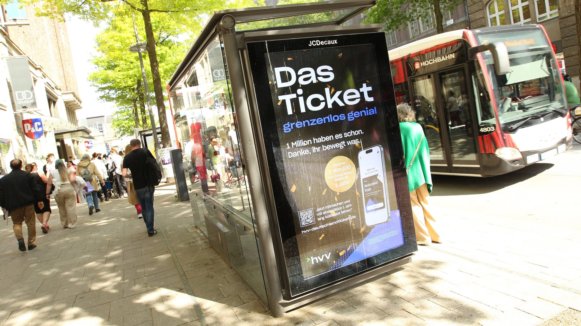 Der HVV wirbt an einer Bushaltestelle für das Deutschlandticket (Archivbild): 2025 müssen sich Kunden auf einen höheren Preis einstellen.