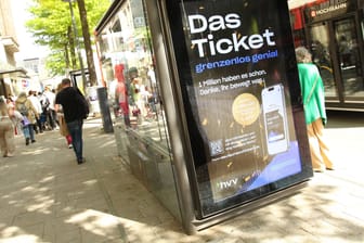 Der HVV wirbt an einer Bushaltestelle für das Deutschlandticket (Archivbild): 2025 müssen sich Kunden auf einen höheren Preis einstellen.