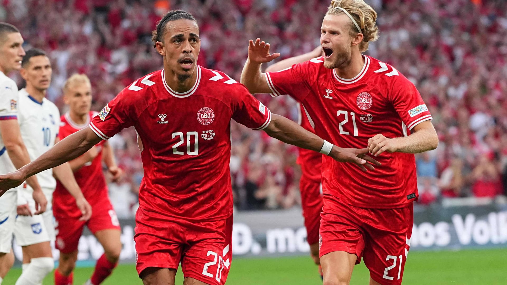 Yussuf Poulsen feiert seinen Siegtreffer: Dänemark ist in der Nations League auf Kurs.