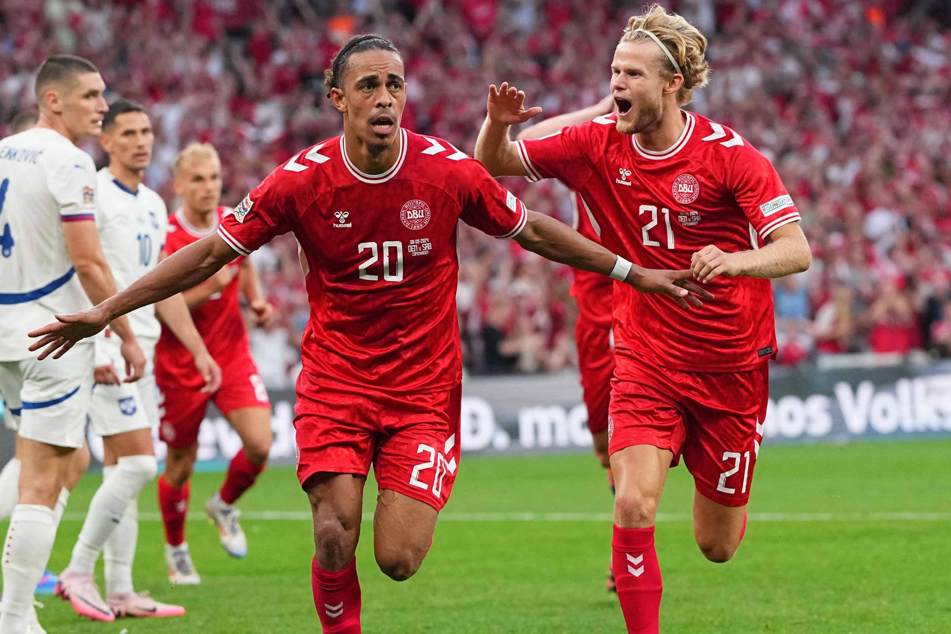 Yussuf Poulsen feiert seinen Siegtreffer: Dänemark ist in der Nations League auf Kurs.