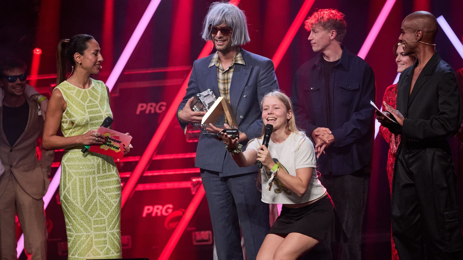 Hamburg: Die Gewinnerinn Alice Phoebe (4.v.l.) von der Band Strongboi freut sich über ihren Preis. Hamburg: Die Gewinnerinn Alice Phoebe (4.v.l.) von der Band Strongboi freut sich über ihren Preis.
