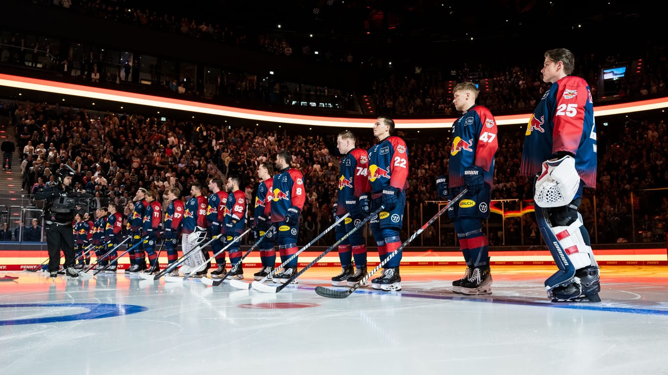 Beginn einer neuen Zeitrechnung: Die Spieler des EHC Red Bull München stehen kurz vor Spielbeginn auf dem Eis des SAP Garden.