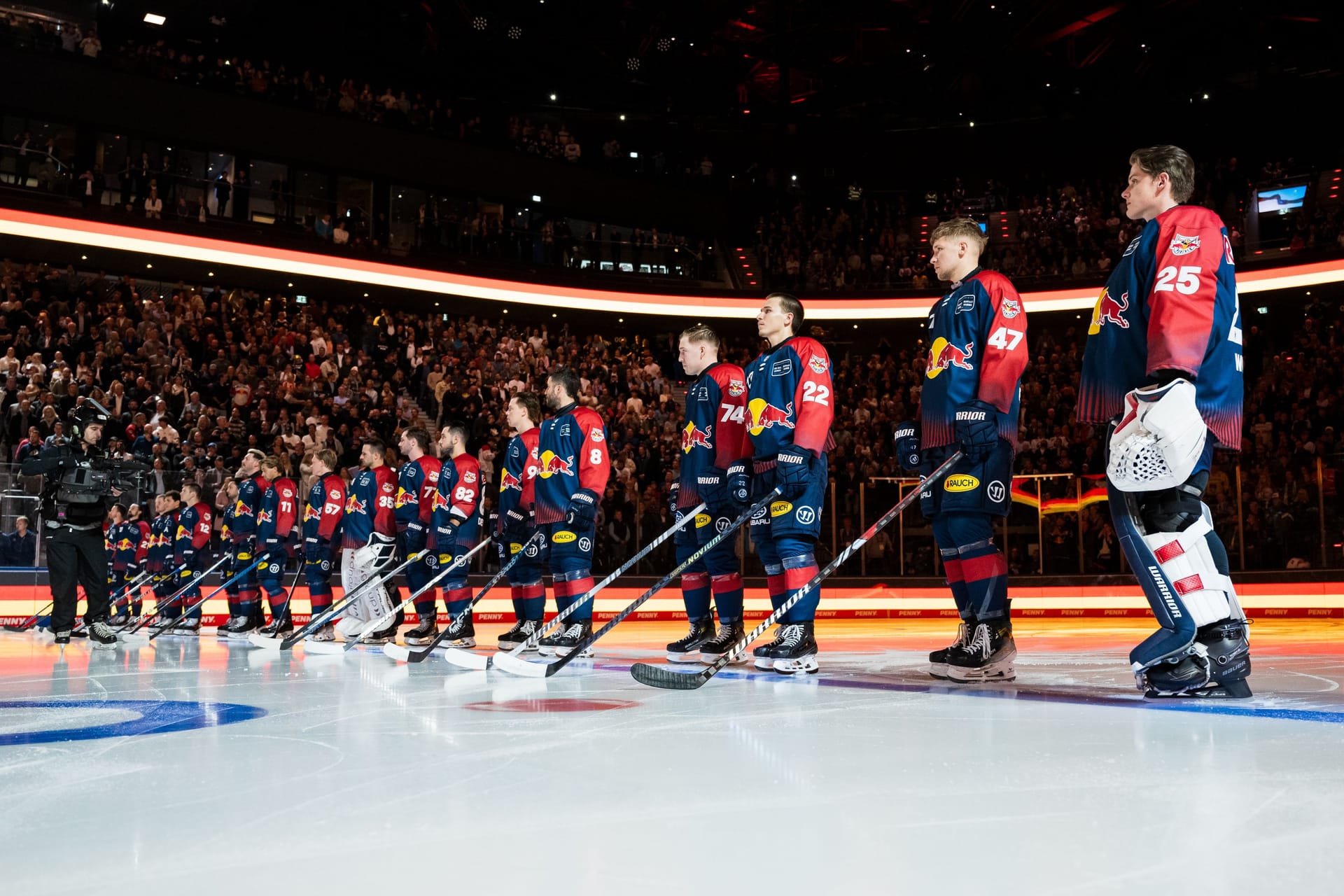 Beginn einer neuen Zeitrechnung: Die Spieler des EHC Red Bull München stehen kurz vor Spielbeginn auf dem Eis des SAP Garden.