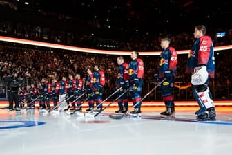 Beginn einer neuen Zeitrechnung: Die Spieler des EHC Red Bull München stehen kurz vor Spielbeginn auf dem Eis des SAP Garden.