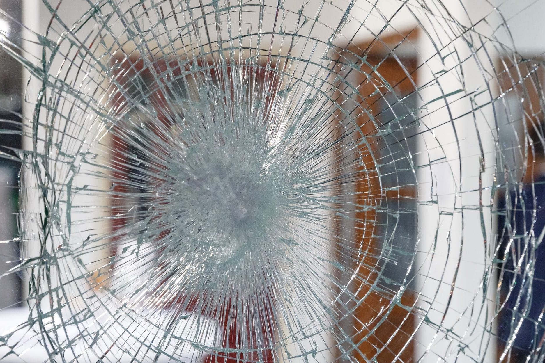 Zerstörte Scheibe eines Fensters Zerstörte Scheibe eines Fensters