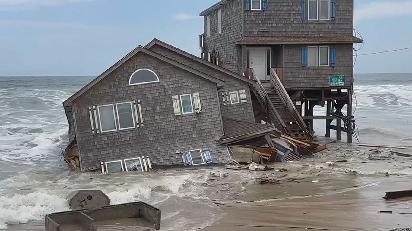 Erosion: Drittes Haus an North Carolina Küste innerhalb einer Woche eingestürzt.