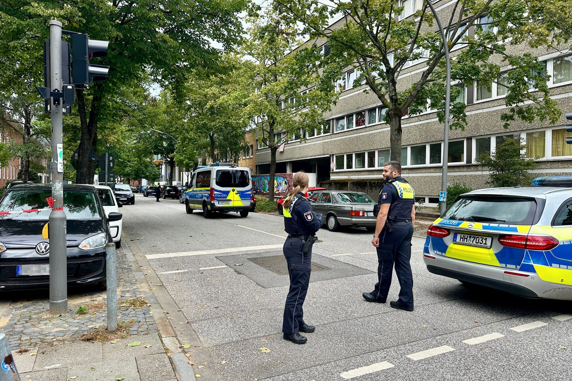 Polizisten am Einsatzort in Barmbek-Süd: Die schwerbewaffnete Unterstützungsstreife für erschwerte Einsatzlagen (USE) rückte an.