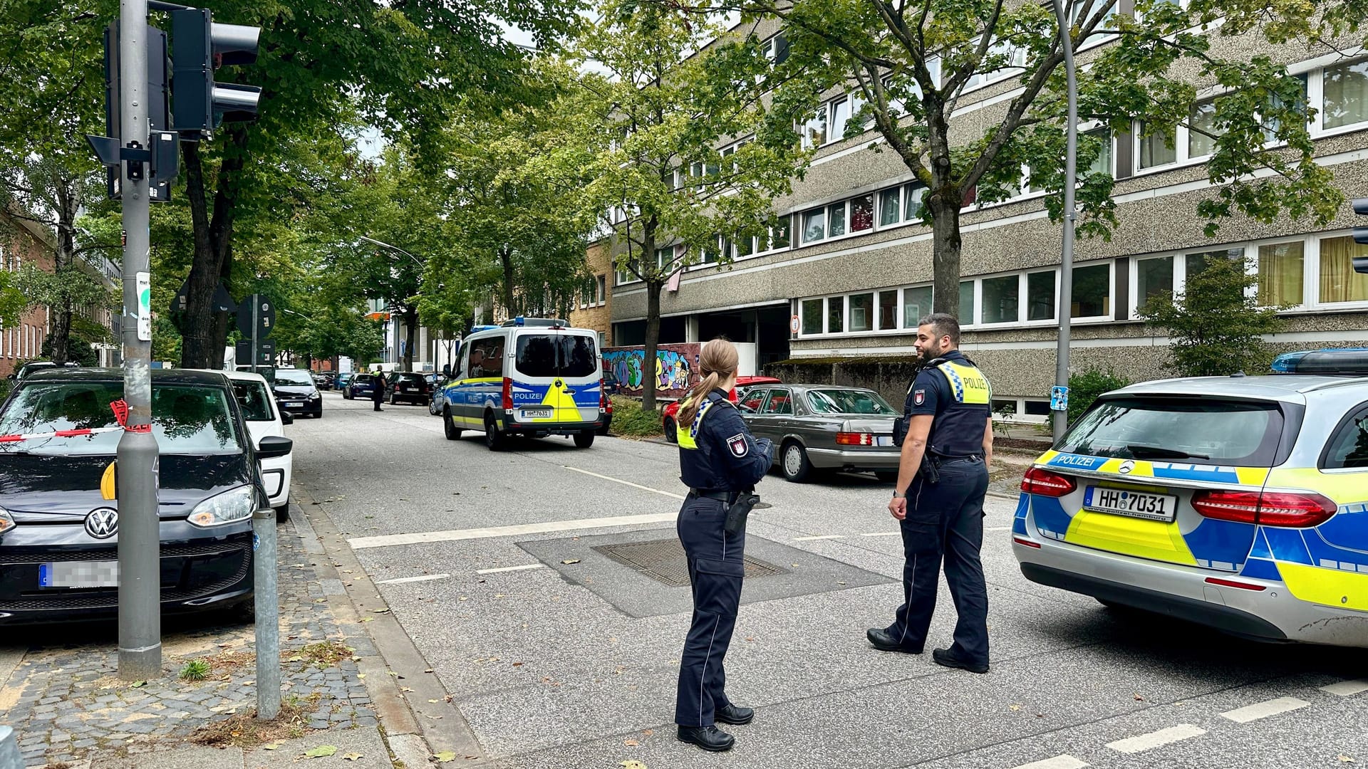 Polizisten am Einsatzort in Barmbek-Süd: Die schwerbewaffnete Unterstützungsstreife für erschwerte Einsatzlagen (USE) rückte an.