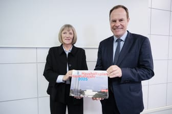 Oberbürgermeister Dr. Stephan Keller hat den von Stadtkämmerin Dorothée Schneider aufgestellten Entwurf des Haushaltsplans für das Haushaltsjahr 2025 am Donnerstag in den Rat eingebracht.