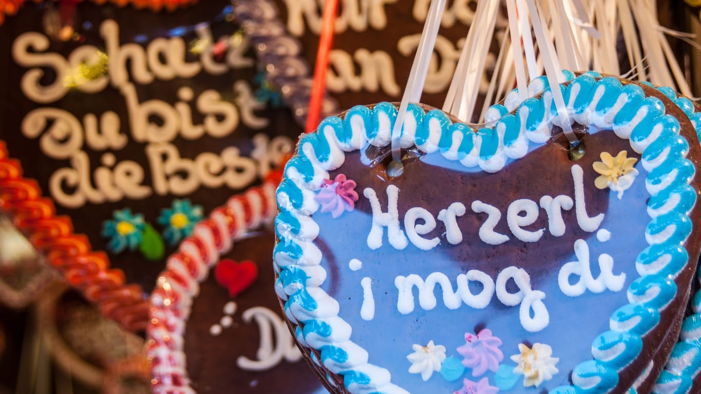 "Herzerl i mog di" steht auf einem Lebkuchenherz auf dem Oktoberfest: Es ist Bairisch für "Herzchen, ich mag dich".