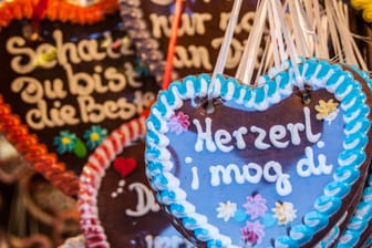 "Herzerl i mog di" steht auf einem Lebkuchenherz auf dem Oktoberfest: Es ist Bairisch für "Herzchen, ich mag dich".